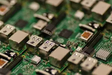 部品が実装された緑色の基板
